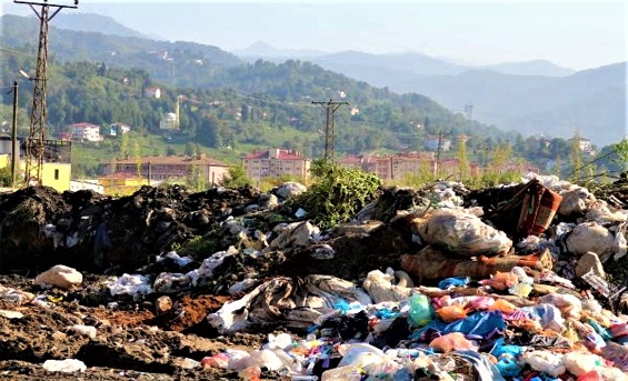 Rize'de dere kenarına çöp dökülmesine tepki